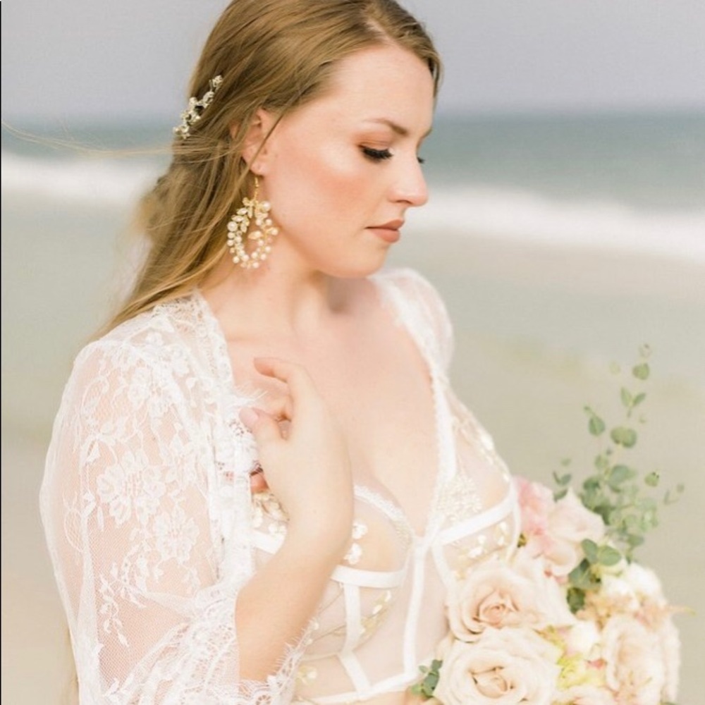 Custom bridal earrings - Picture 4 of 5